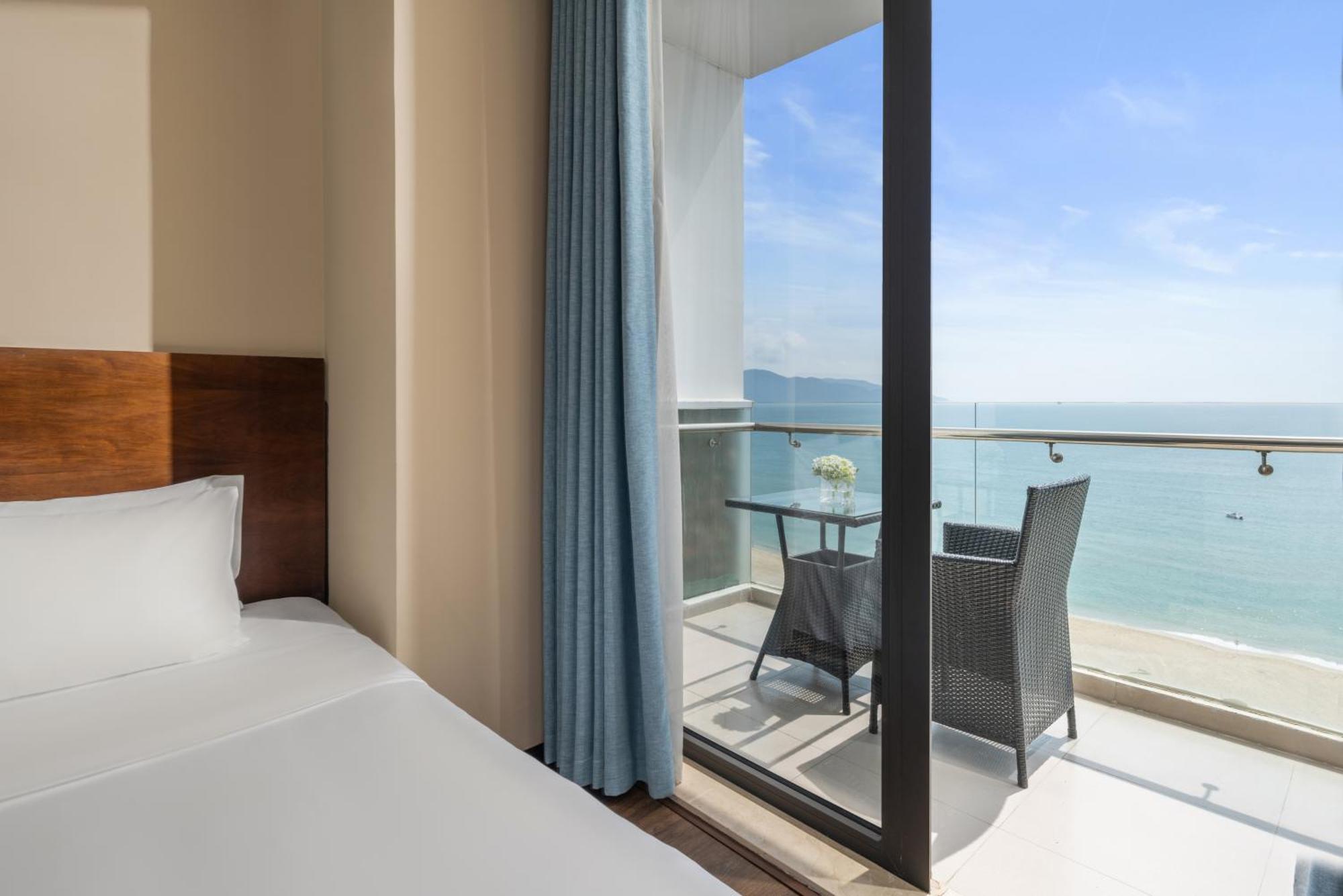 Yarra Ocean Suites Danang Экстерьер фото
